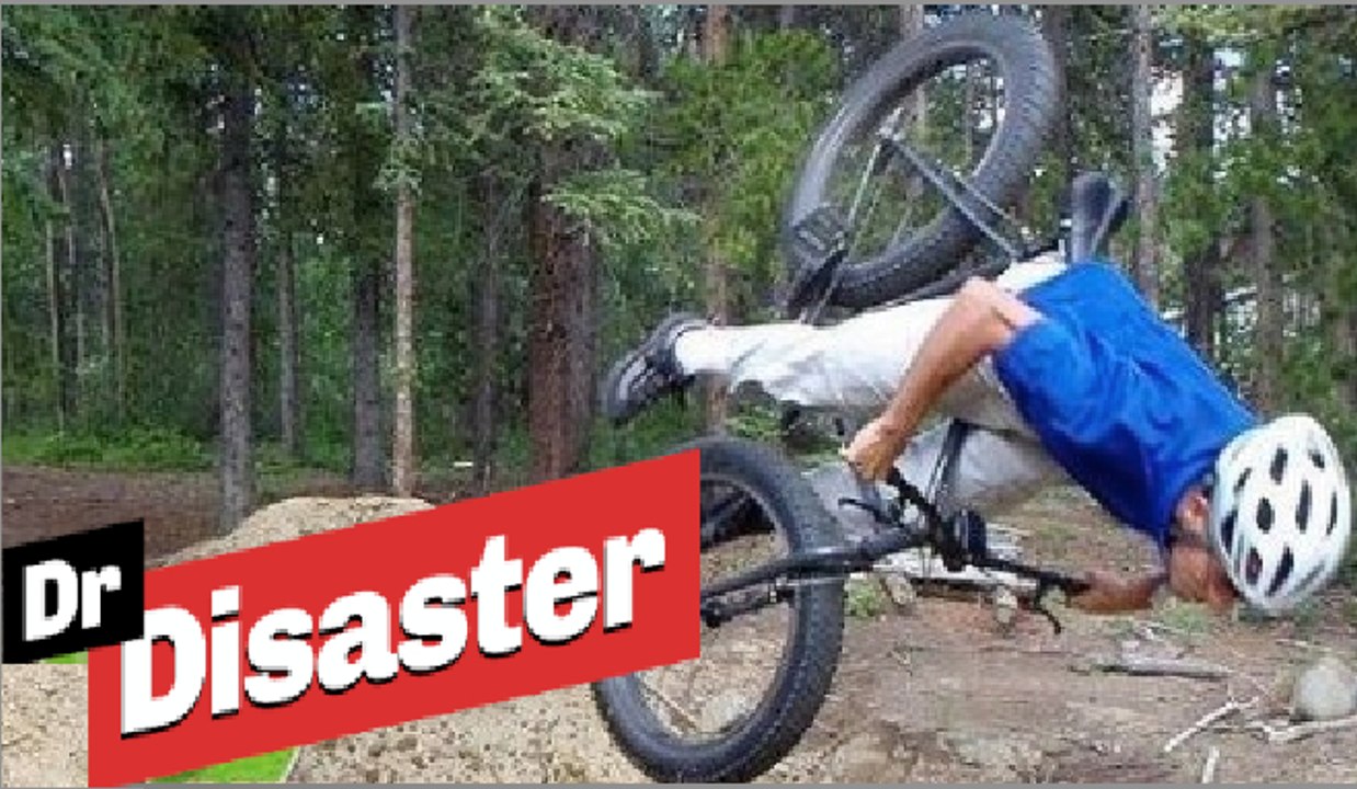 Un spectateur vole un vélo et chute violemment / Dr Disaster