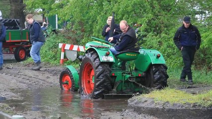 erst einer, dann zwei am Ende drei Deutz Traktoren ziehen eine Betonplatte durch den Schlamm