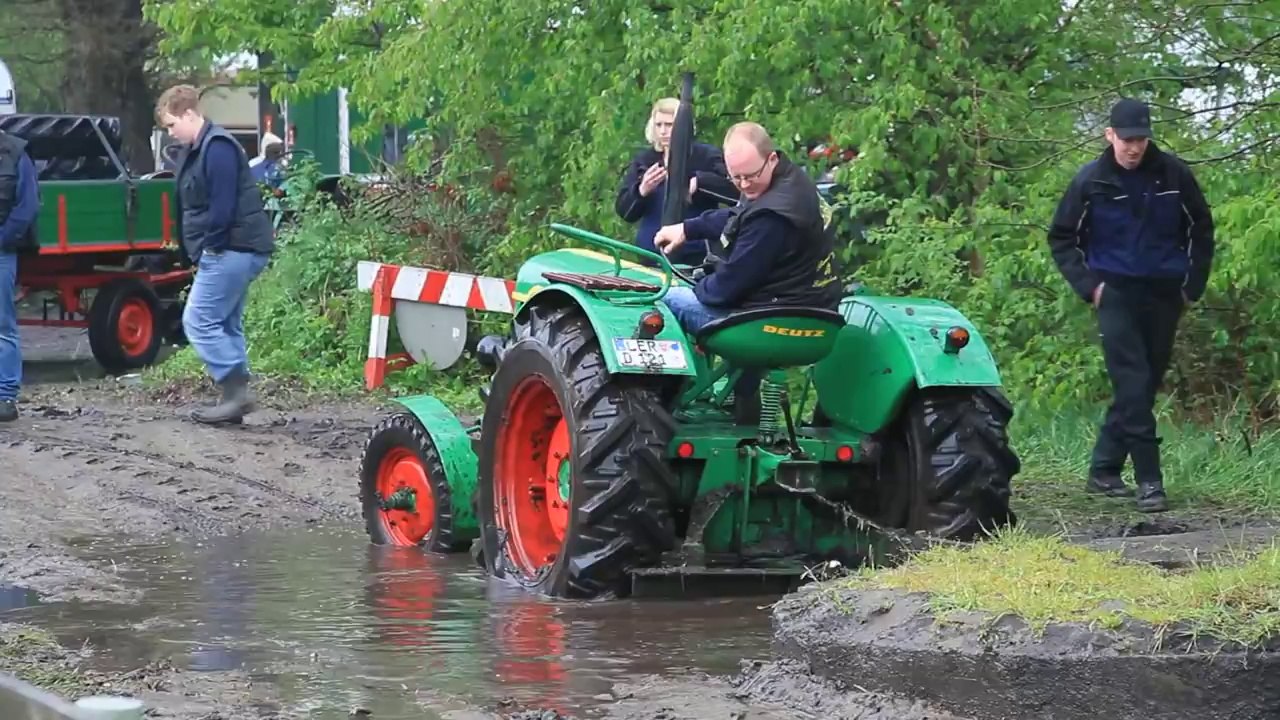 erst einer, dann zwei am Ende drei Deutz Traktoren ziehen eine Betonplatte durch den Schlamm