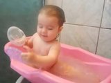 que fofa tomado banho minha sobrinha e brincando linda