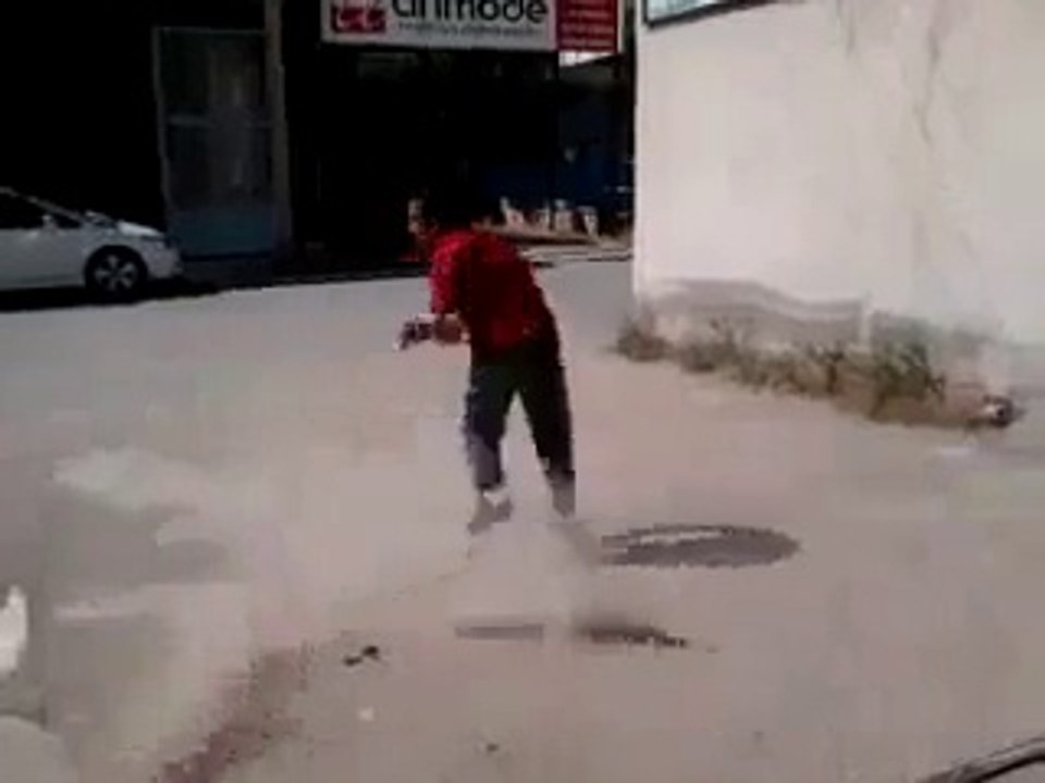 Road Runner Gibi Şeklini Koyup Giden Adam