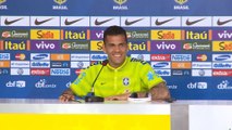 Brasil 2014 - Dani Alves escucha samba en la rueda de prensa