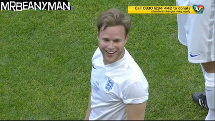 L'entraineur Jose Mourinho tacle Olly Murs pendant le Soccer Aid 2014!