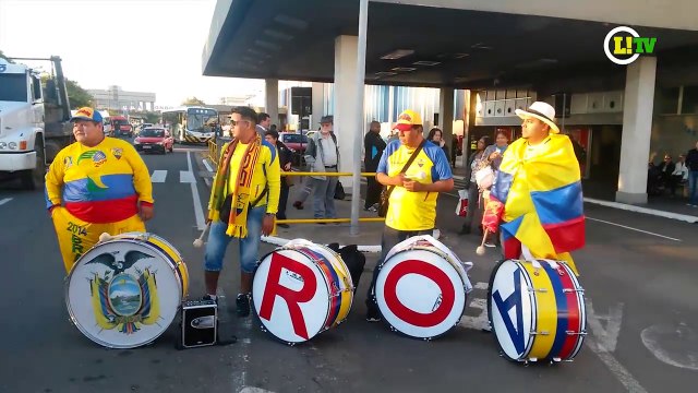 Torcedores recepcionam Seleção do Equador no aeroporto