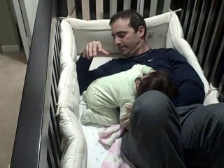 Papa dans le berceau pour que son bébé ne pleurt plus!