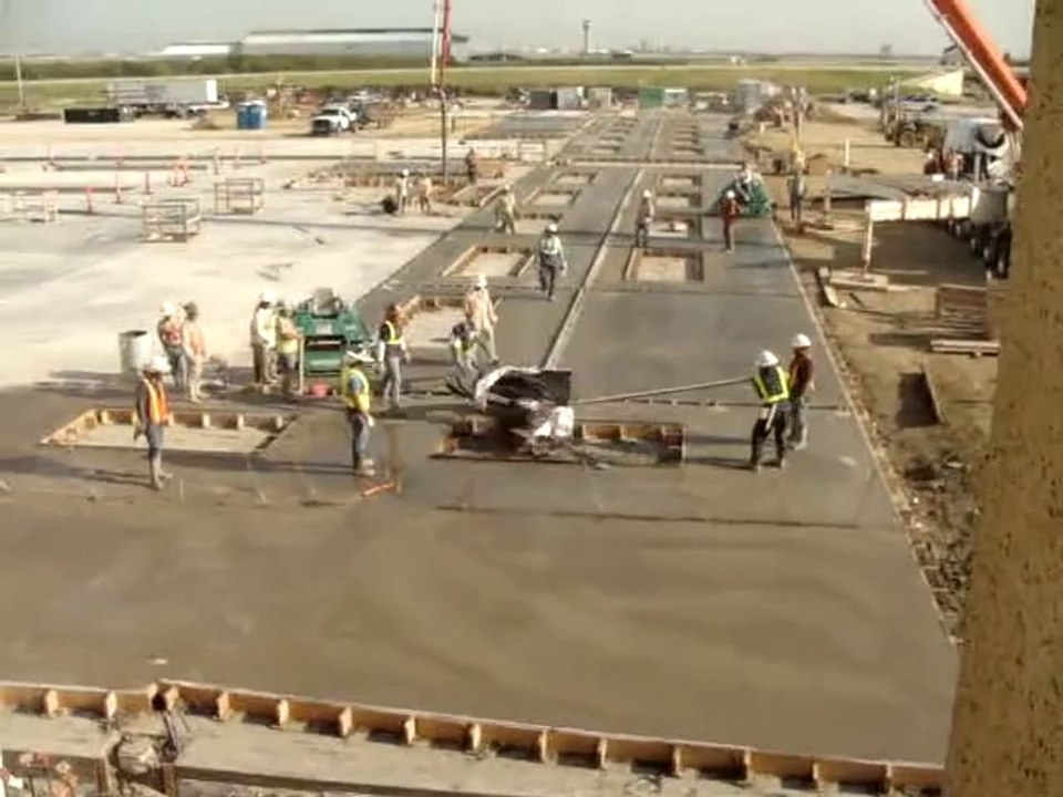 Machine de chantier qui devient folle! Enorme...