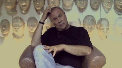 Robert Wilson poses for Klaus Guingand