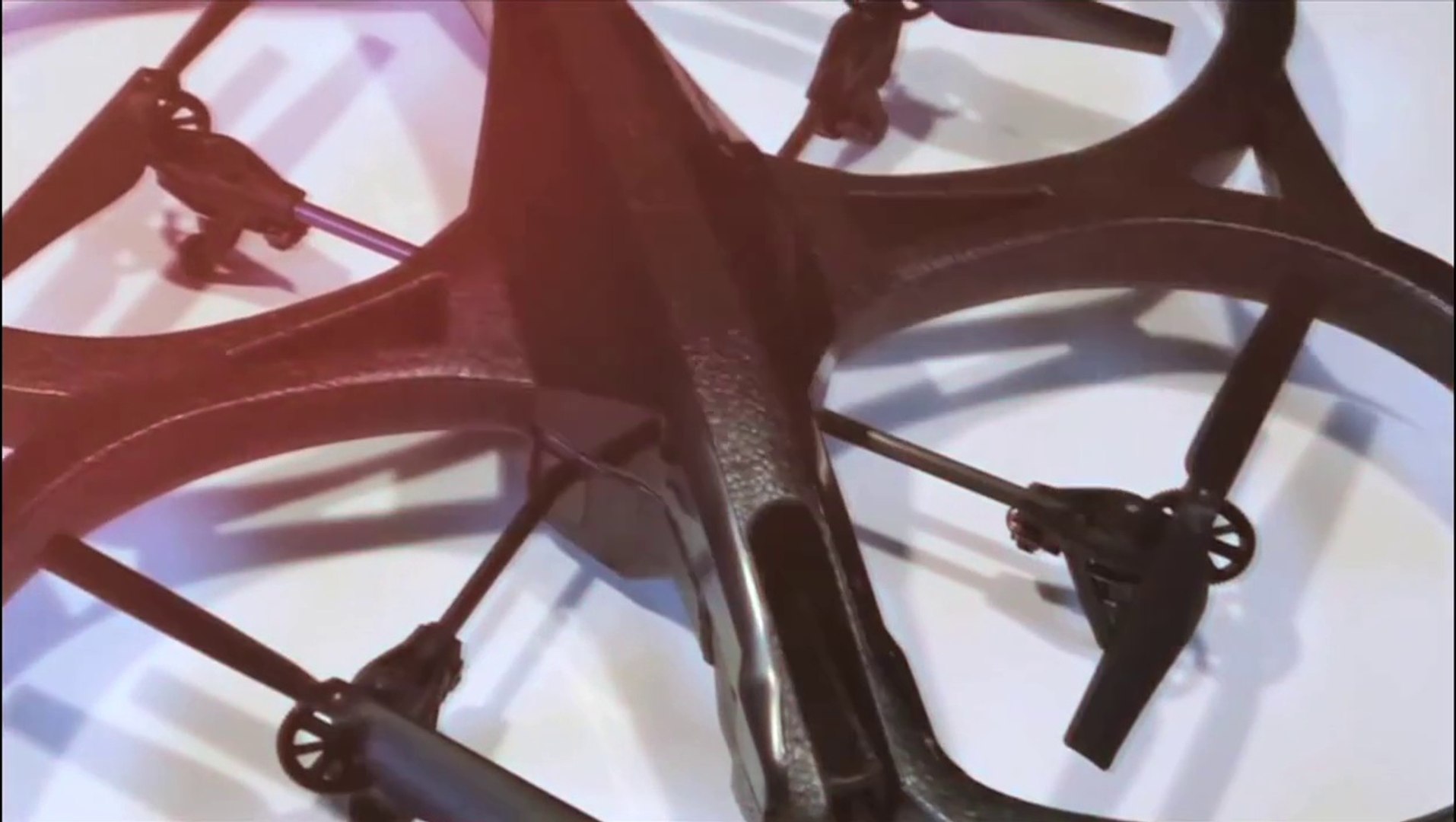 ⁣O AR.Drone 2.0 faz acrobacias e filma em 720p