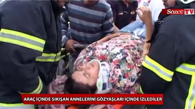 Araç içinde sıkışan annelerini gözyaşları içinde izlediler
