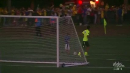 Garoto invade treino da seleção brasileira e é salvo por Neymar