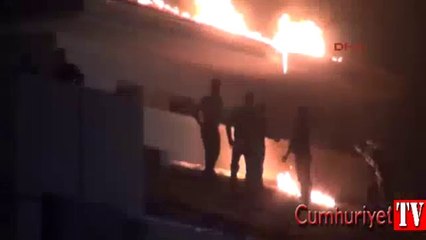 Paralarını alamayan işçiler İmam Hatip Lisesi'nin çatısını yaktı