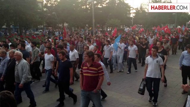 HDP Sakarya İl Binasına Türk Bayragı Astılar