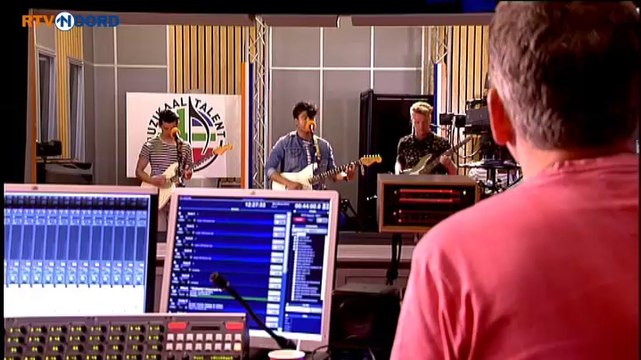 Cafe Martini XL: Tied Laces - Someone else will hold her - RTV Noord