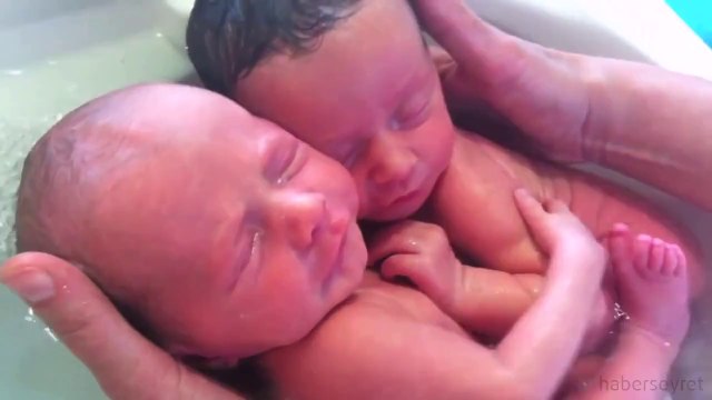 KENDİLERİNİ HÂLÂ ANNE KARNINDA ZANNEDEN İKİZLER