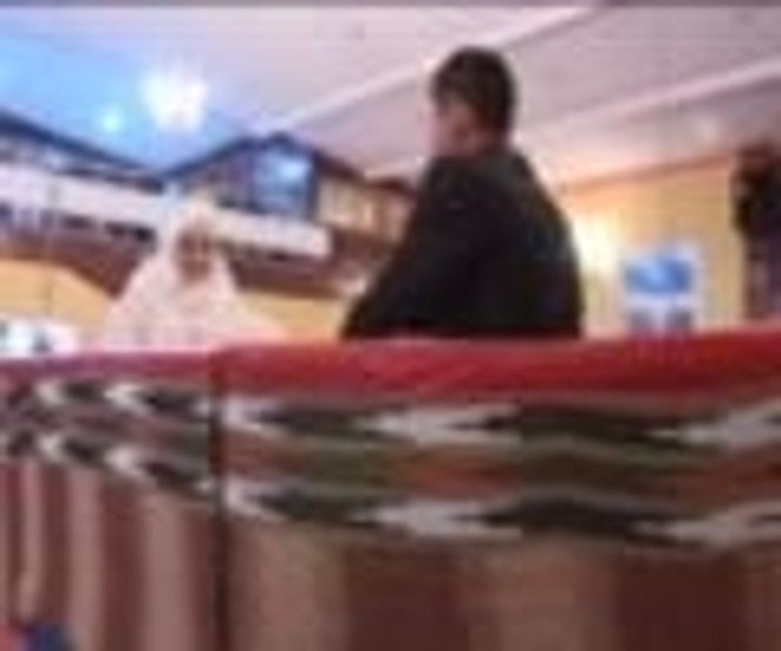 Gelinle damat düğün salonuna kayıkla indiriliyor