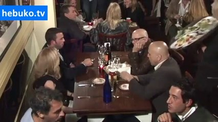 servis dediğin böyle yapılır - kellerin tam kafasına! :)