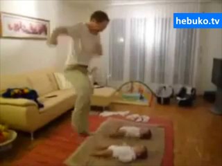 ikiz bebeklere babalarından efsane dans eğitimi :)
