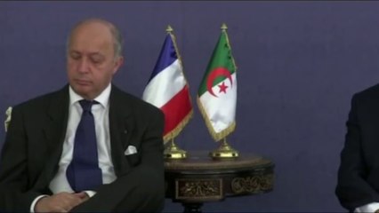 Laurent Fabius s'endort lors d'une réunion officielle à Alger