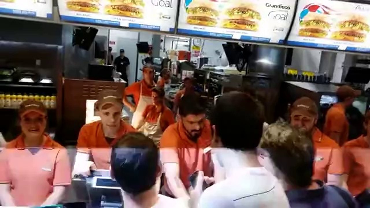 Gattuso lavora al McDonald_s e serve panini