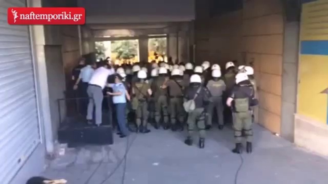 Επέμβαση των ΜΑΤ στη συγκέντρωση των καθαριστριών