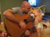 Babası gitar çalınca coşan sevimli bebek