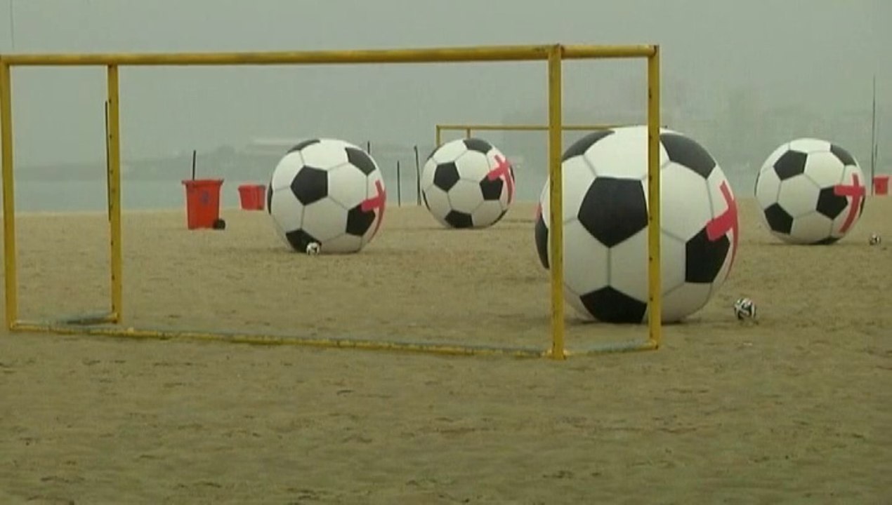 Des ballons géants à Copacabana pour dénoncer les dépenses dues au Mondial