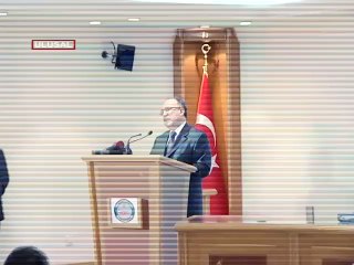 Bayrağa uzanan el: Açılım!...