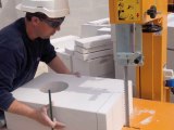 Découpe d'une feuillure dans un monomur en béton cellulaire de 42 cm