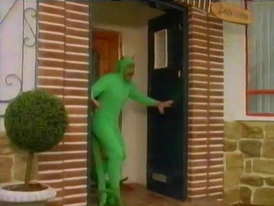 vlc-record-2014-06-10-14h34m52s-The.Baldy.Man.1x04.Bath.&.Referee.TV-Rip.XviD_MaSS.avi-