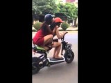 Chute de filles sur un scooter électrique