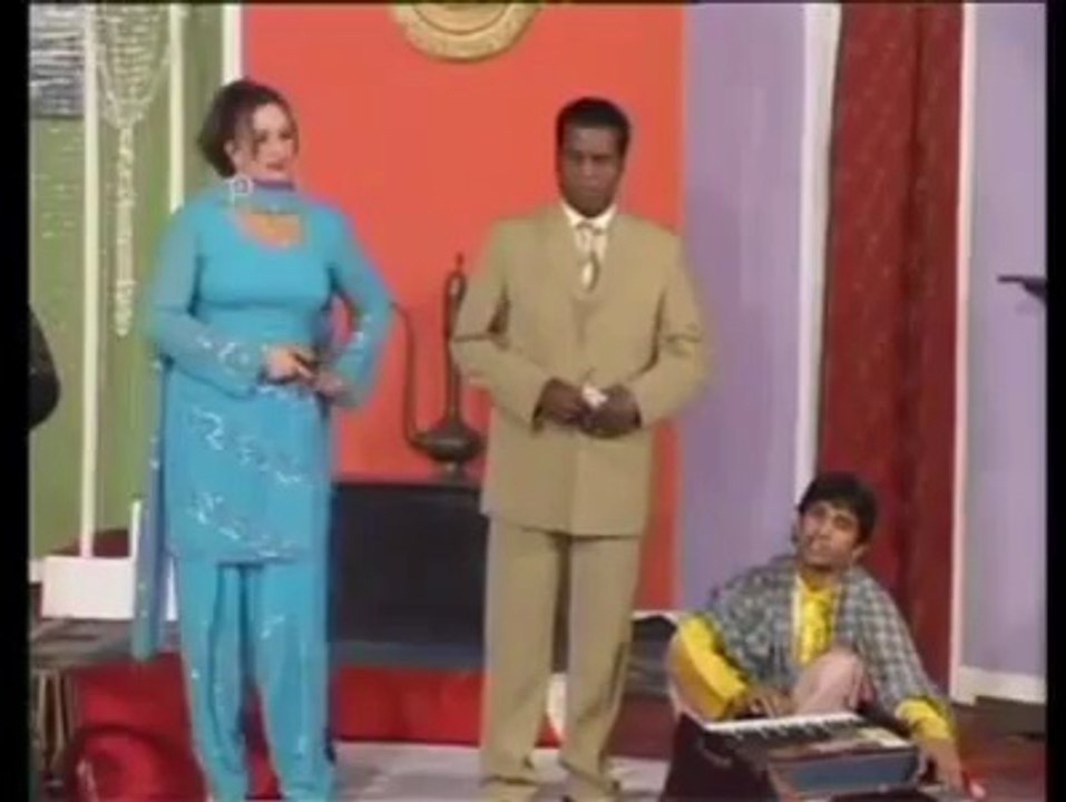 Amanat Chan Vs Sakhawat Naz- one of best clip of stage drama