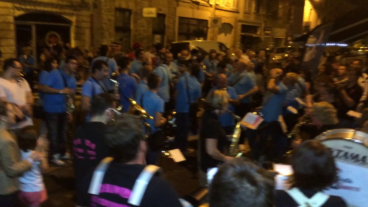 El gruppetto Hawa naguila devant Thag bar