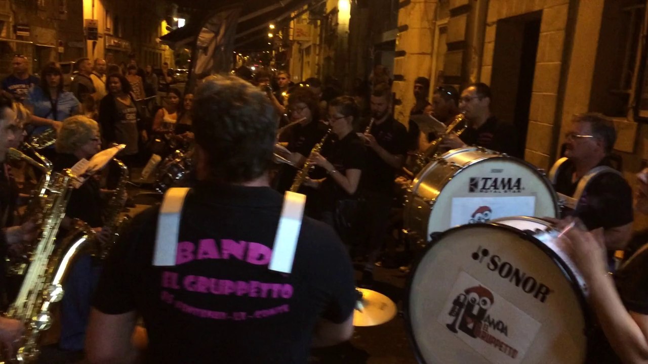El gruppetto Flamenco trompette devant Tag bar