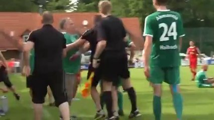 Download Video: Au foot même les entraîneurs simulent! Hilarant....