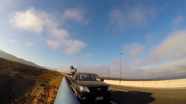 Sauter d'un pont depuis un 4x4 en route! Base Jump de dingue...