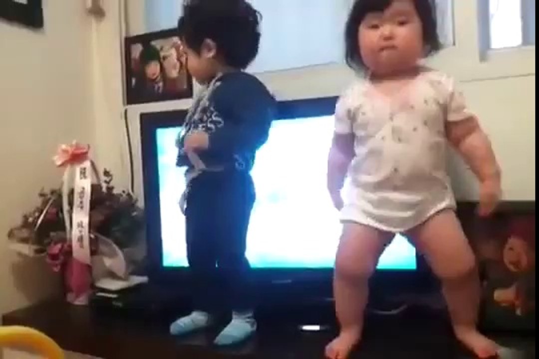 What a dance by a chubby Korean baby!