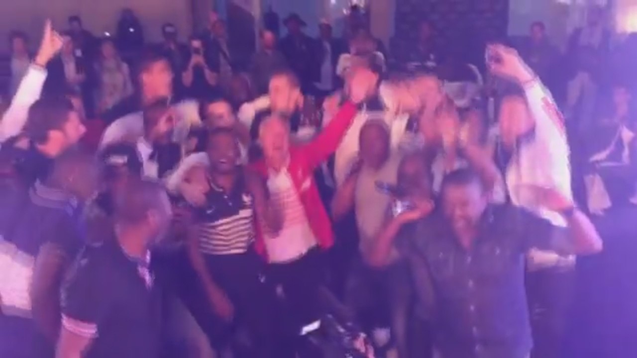 Magic System fait danser Deschamps et Valbuena !