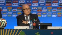Olandesi a gamba tesa su Blatter