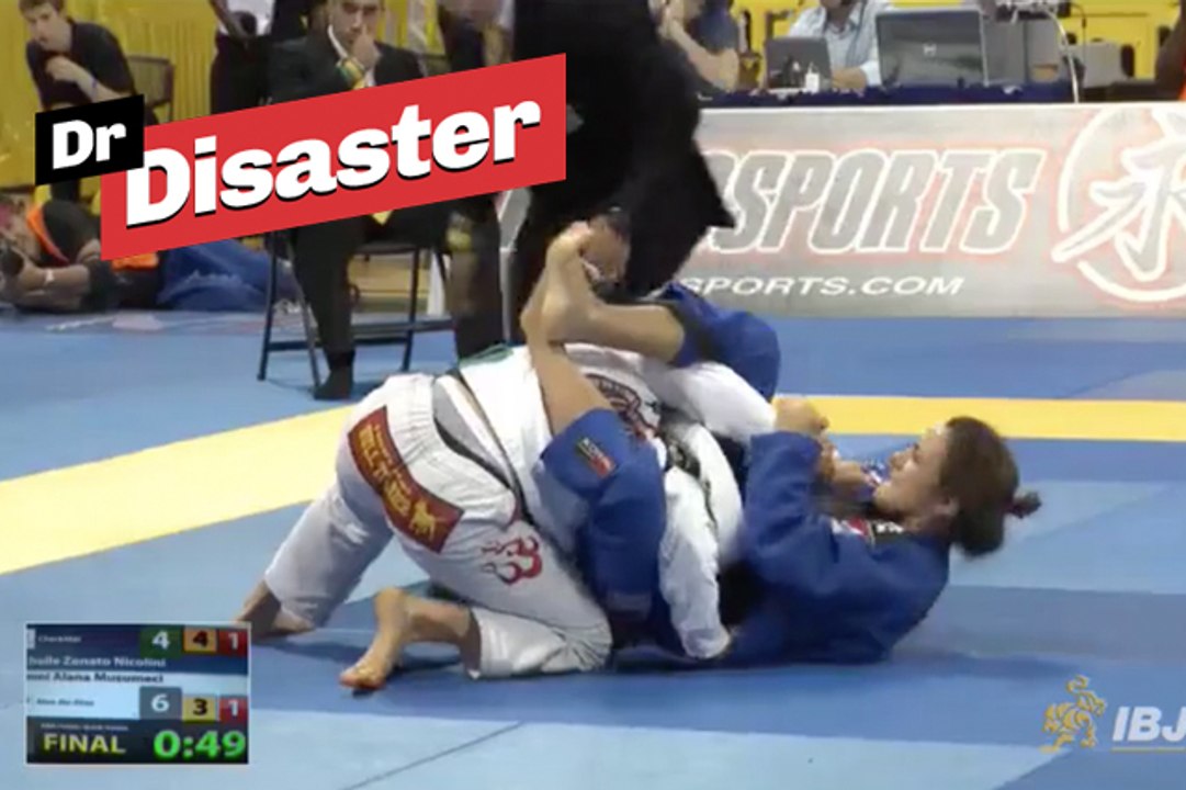 Âmes sensibles, s'abstenir: Elle se déboîte le coude dans un combat / Dr Disaster