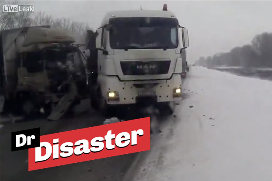 Un camion provoque un énorme accident en Sibérie / Dr Disaster