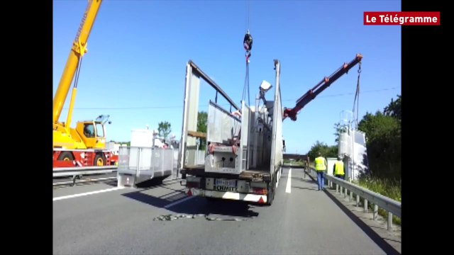 Brec'h (56). En partie incendié, le portique écotaxe démonté