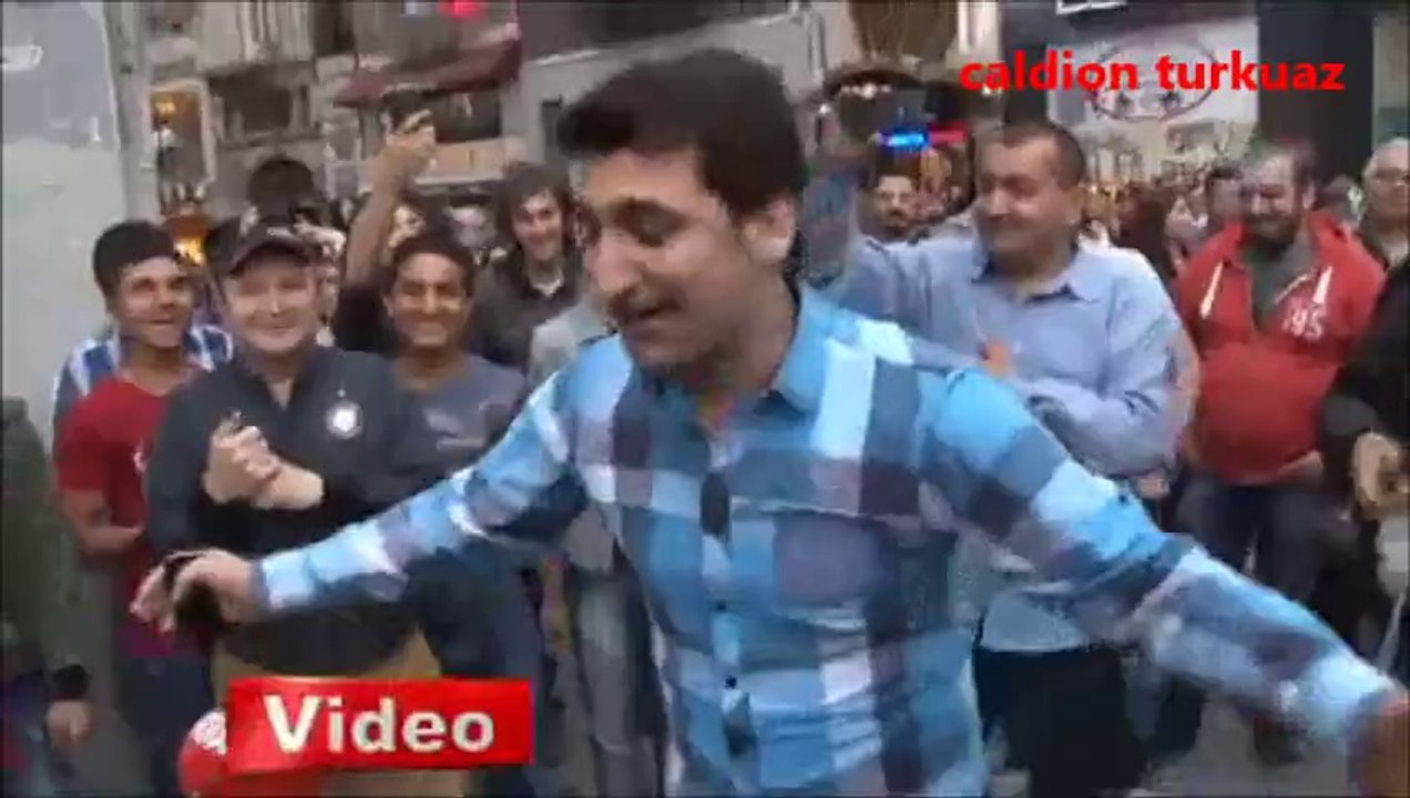 Eylemde FERDİ TAYFUR şarkısı...caldion turkuaz