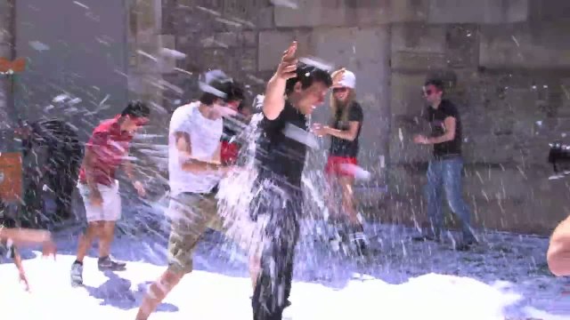 Une bataille de boules de neige en plein mois de juin pour vendre des pneus