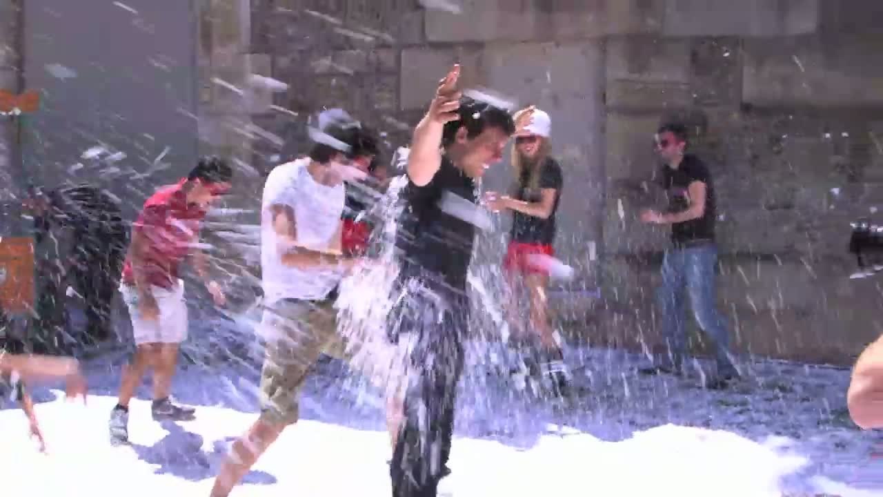 Une bataille de boules de neige en plein mois de juin pour vendre des pneus