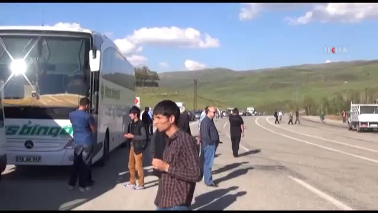 PKK yol kesip Muş Karayolunu ulaşıma kapattı - 30 05 2014 - MUŞ
