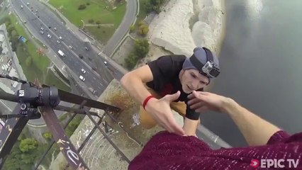 Jovens Escalam Ponte na Ucrânia