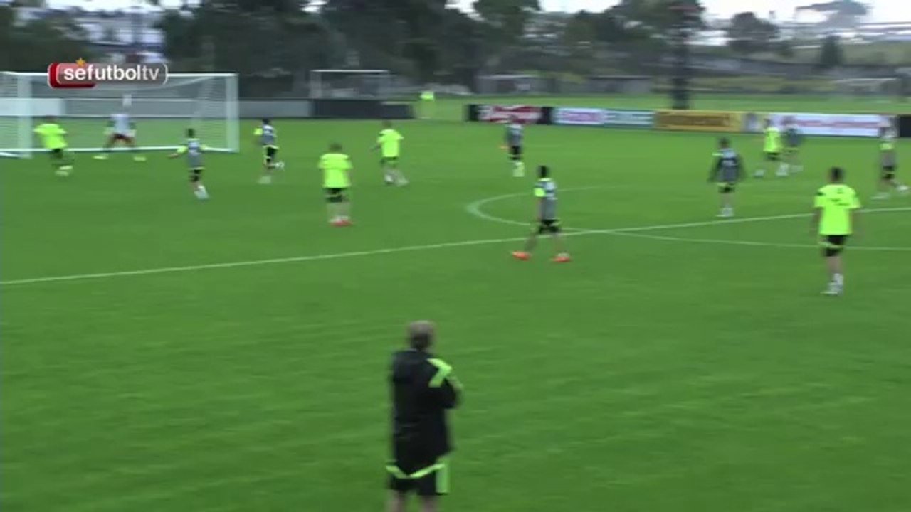 Golazo de David Villa tras el pase perfecto de Pepe Reina