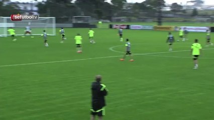 Golazo de David Villa tras el pase perfecto de Pepe Reina