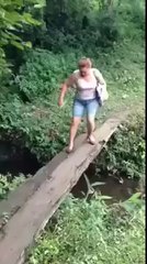 mulher levando um tombo ....(falei que ia dar merda)