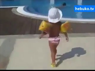 topuklu ayakkabı olaylarına biraz erkenden giren küçük kız :)